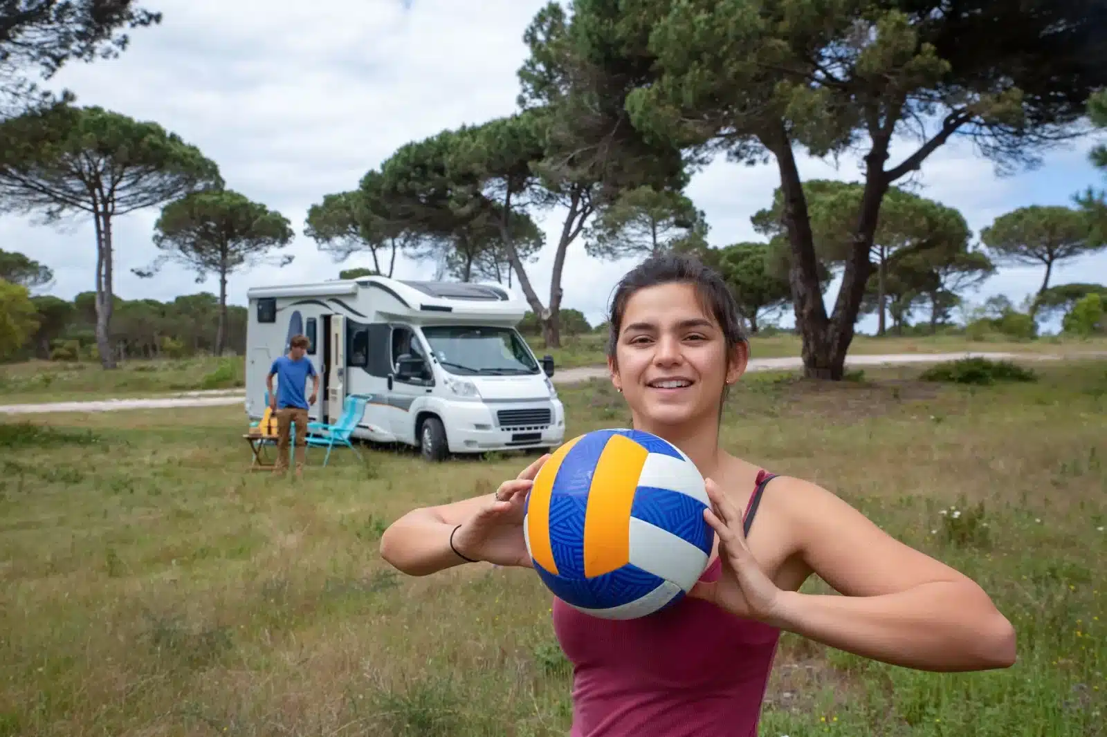 Famille comparant des offres d'assurance pour un camping-car en plein air