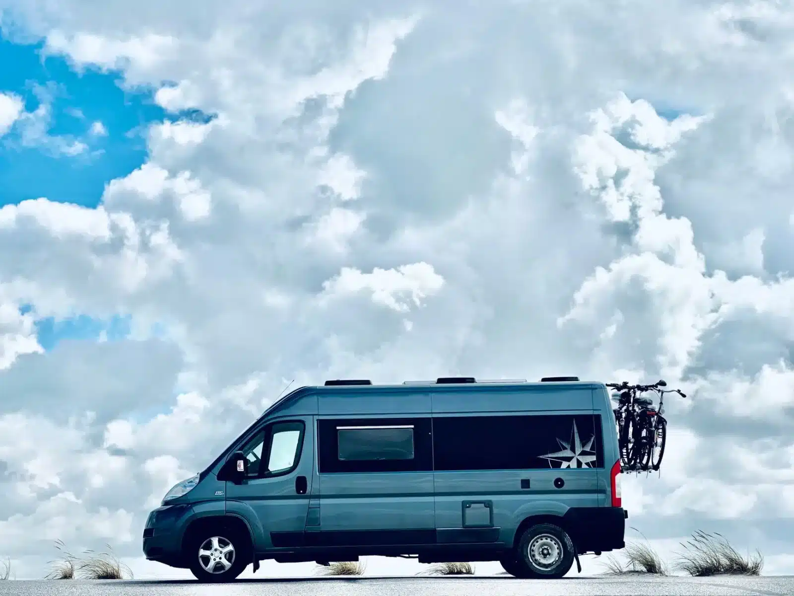 Fiat Ducato d'occasion aménagé en van, porte latérale ouverte sur l'intérieur