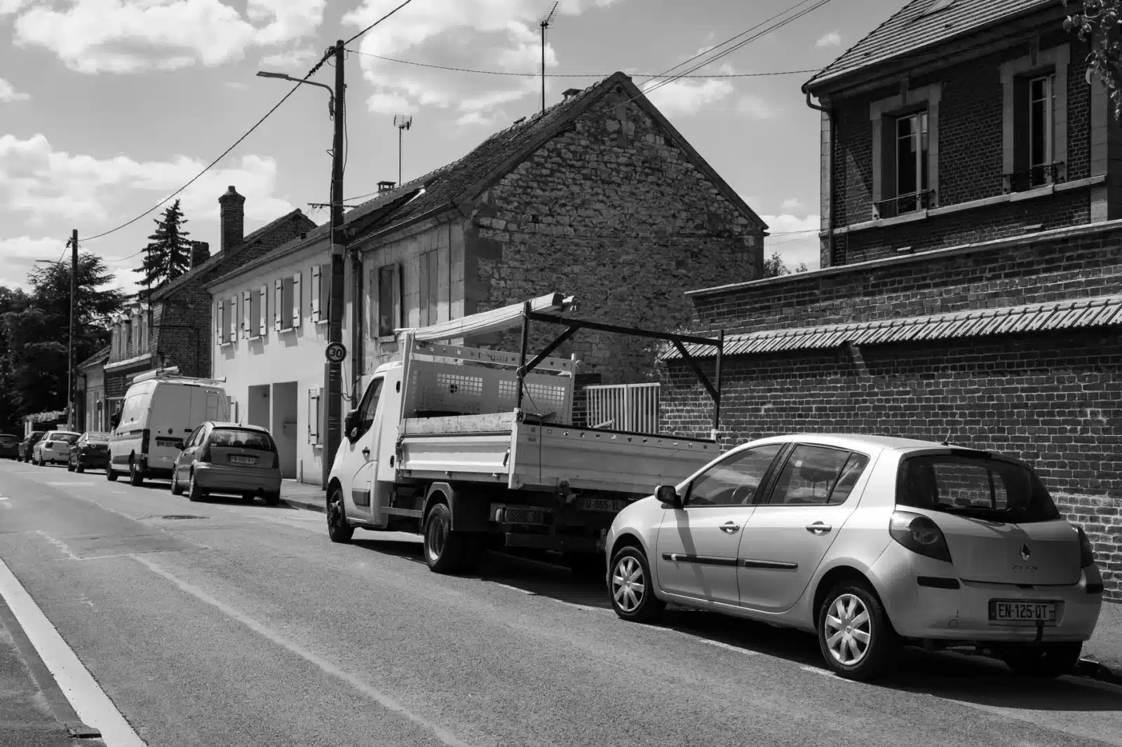Fourgon 3m3 Renault Kangoo garé en ville, coffre rempli de cartons et d'outils