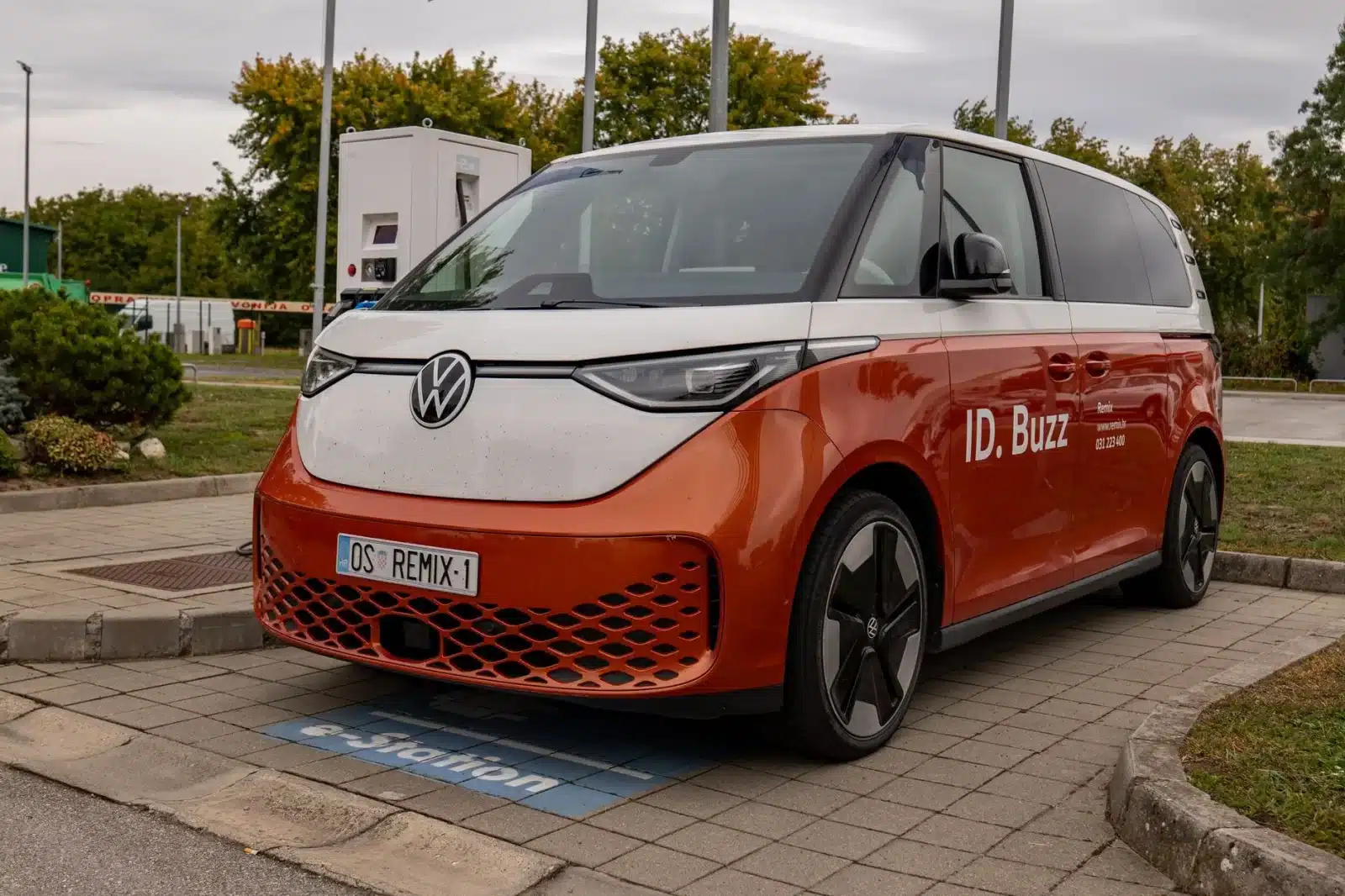Fourgon électrique en recharge sur une borne publique en ville