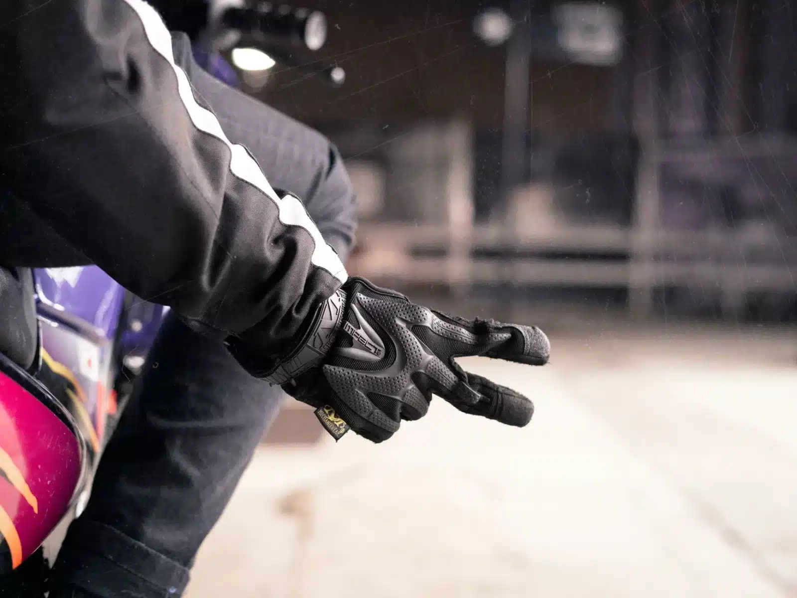 Gants moto certifiés CE et veste en cuir renforcée pour la piste