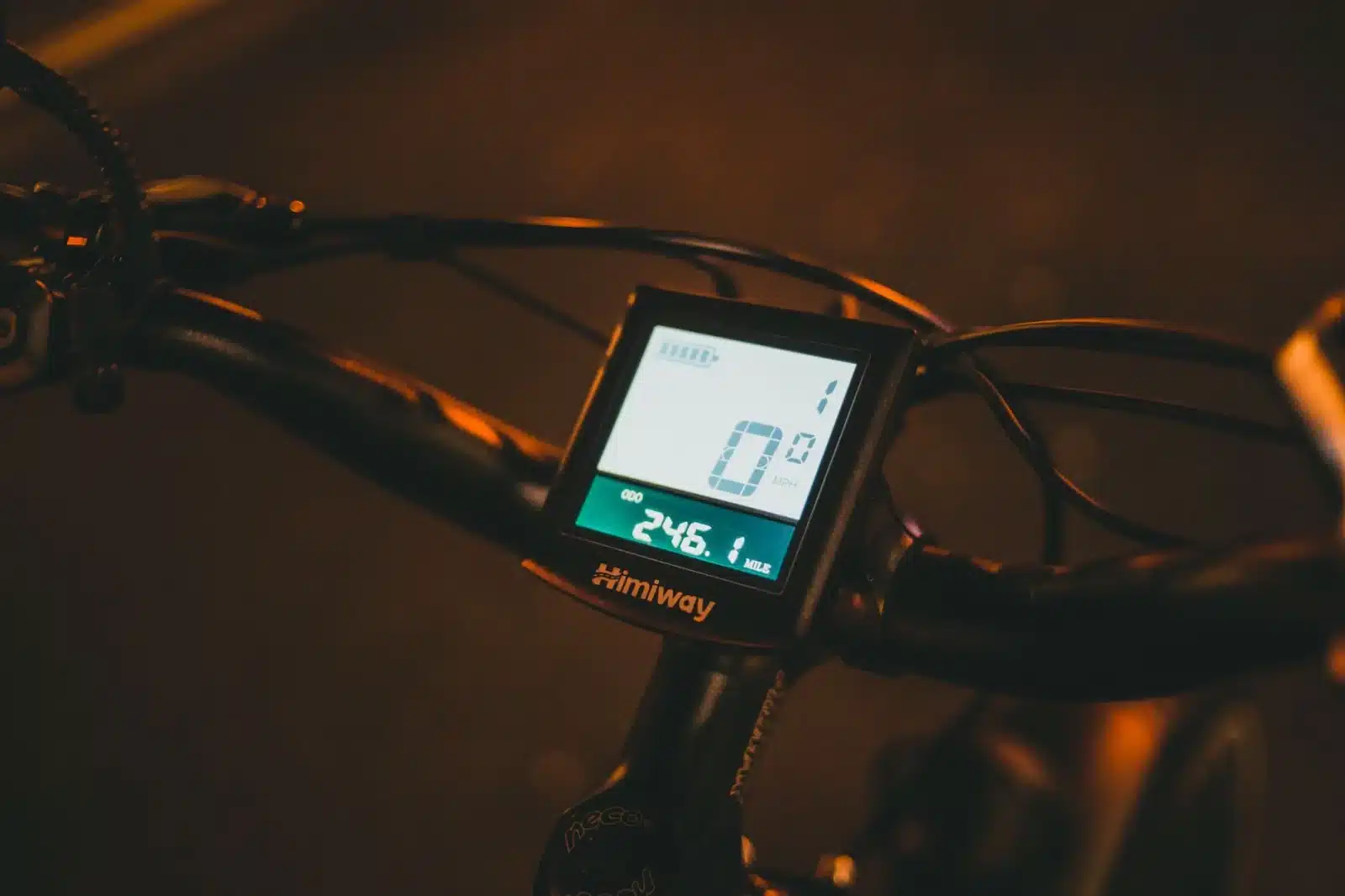 Gros plan sur la batterie et l'écran d'un vélo électrique
