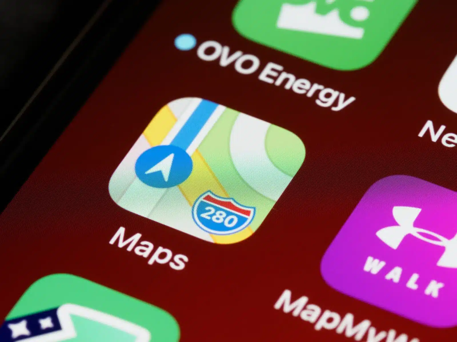 Gros plan sur un guide France Passion et une application mobile affichant une carte des étapes vignobles