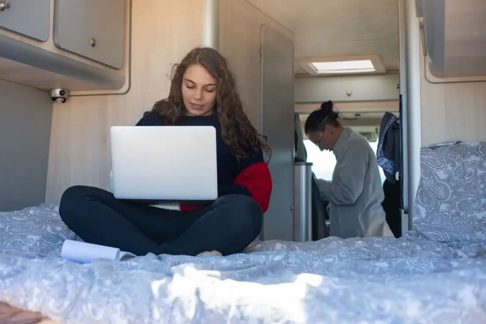 Intérieur d'un van aménagé d'occasion avec kitchenette et lit fixe