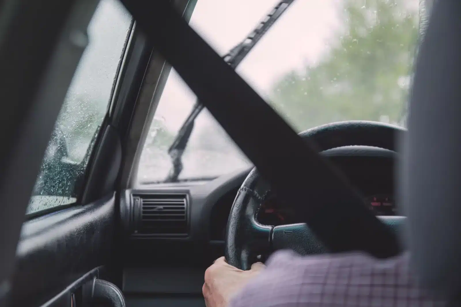 Intérieur d'une voiture de location entre particuliers avec traces de saleté sur les sièges