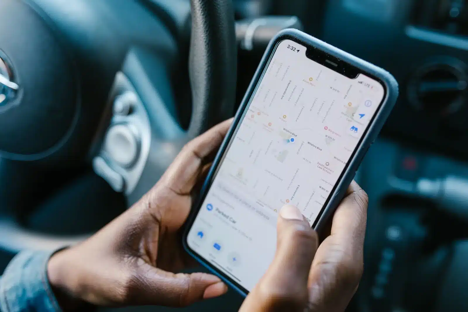 Locataire vérifiant l'état d'une voiture avant une location entre particuliers