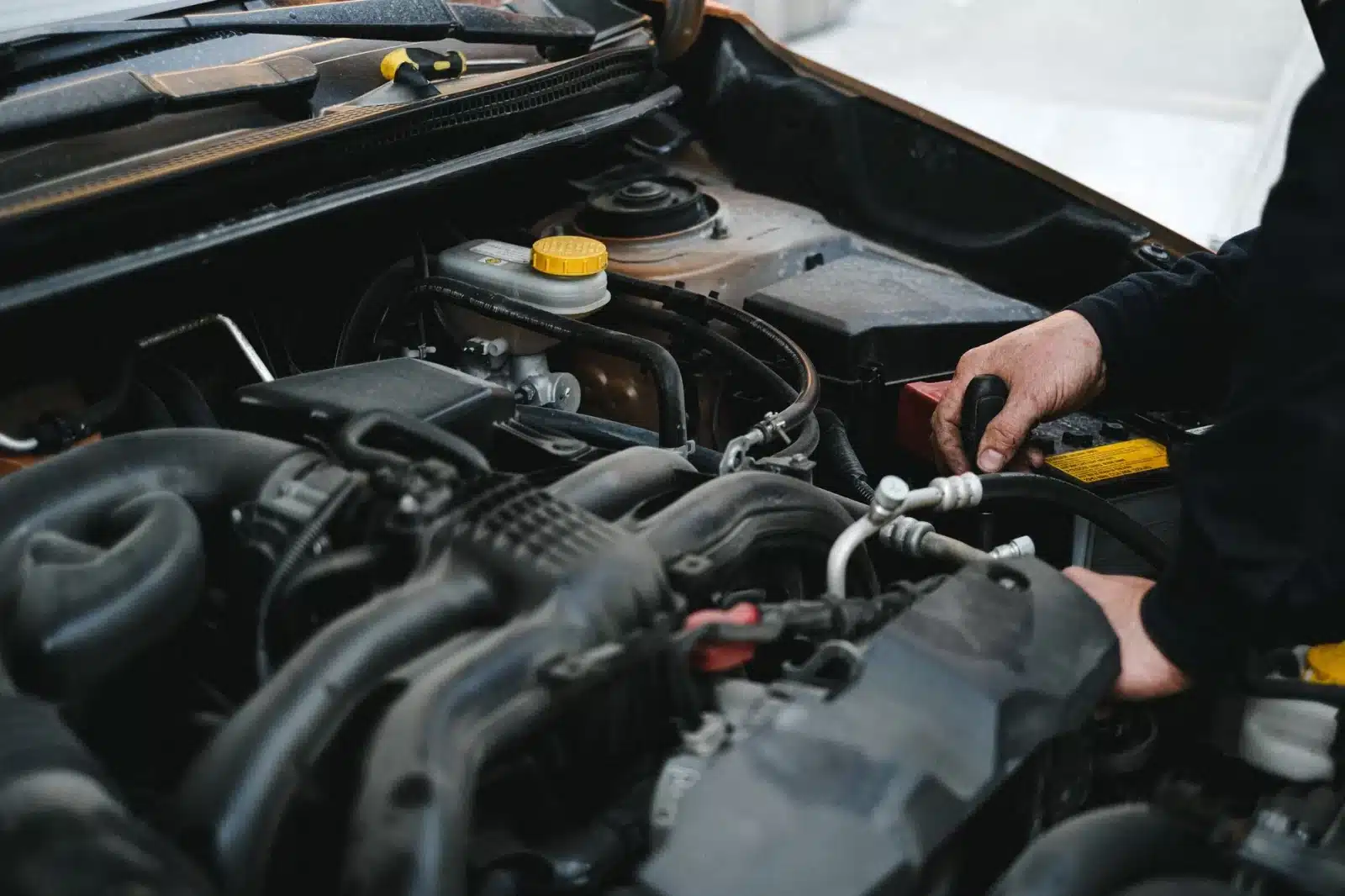 Mécanicien vérifiant le moteur d'un camping-car lors de l'hivernage