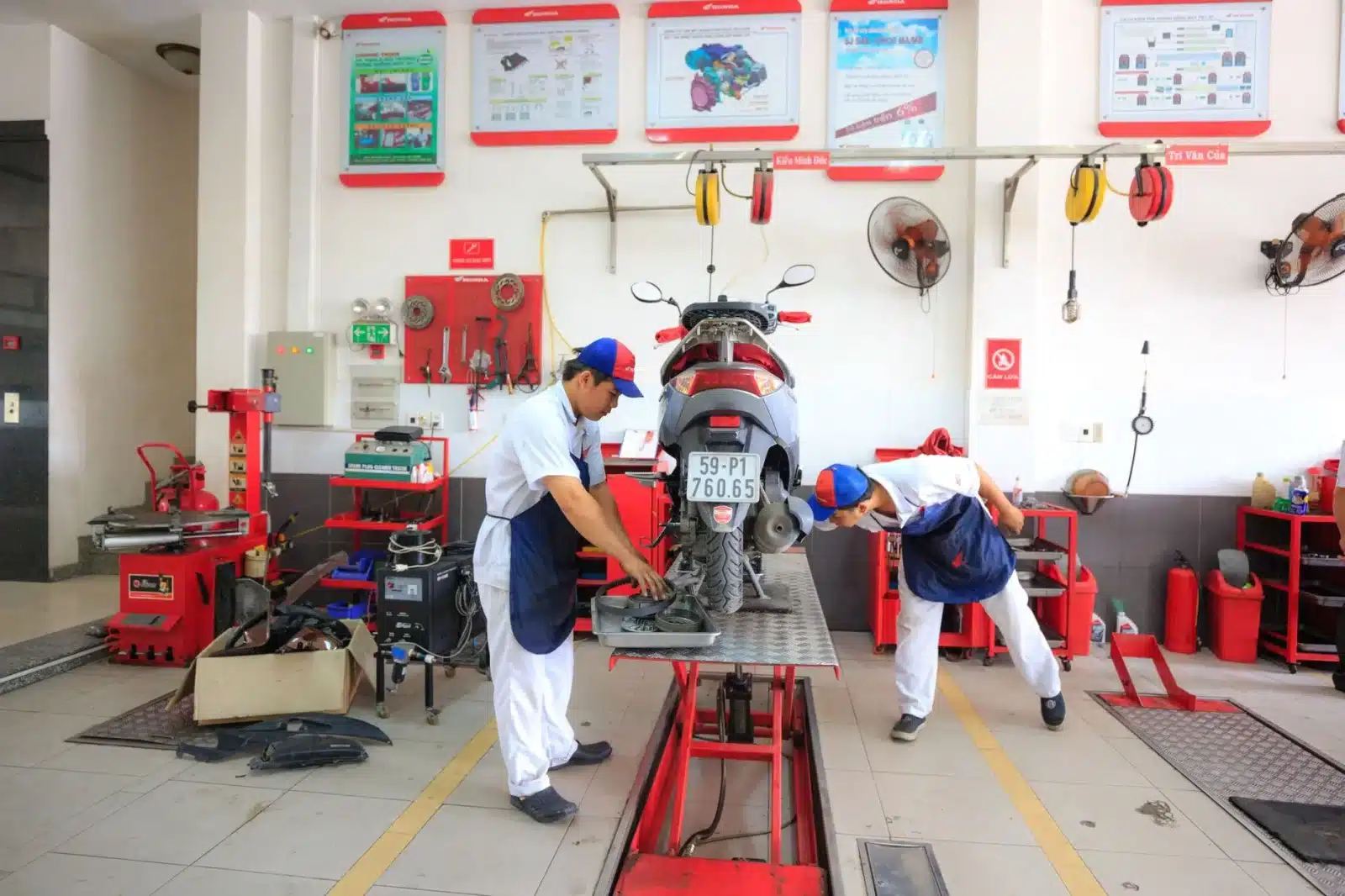 Mécanicien vérifiant le moteur d'un vélo électrique en atelier