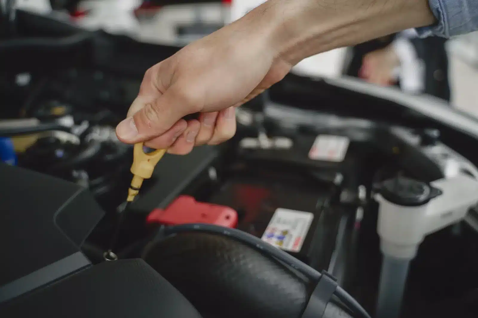 Mécanicien vérifiant le niveau d'huile moteur sur un véhicule converti à l'E85
