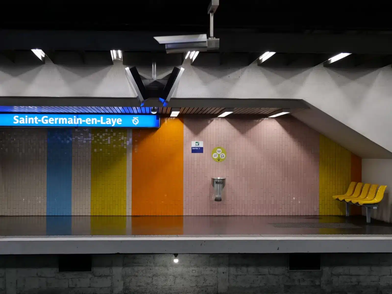 Métro bondé à gauche, voiture avec plusieurs passagers à droite, comparaison covoiturage et transports en commun