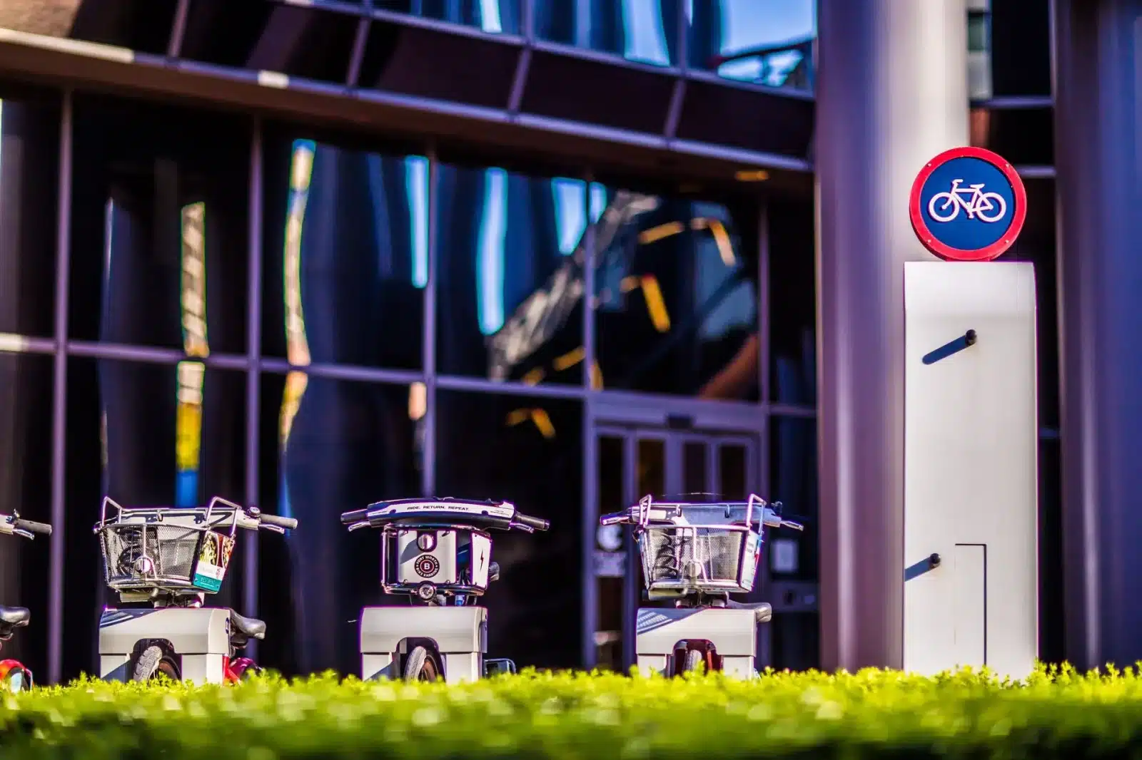 Parking vélo sécurisé en entreprise avec vélos en leasing