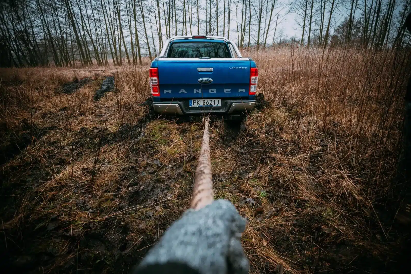 Pick-up utilitaire Ford Ranger sur un chantier, benne chargée d'outils