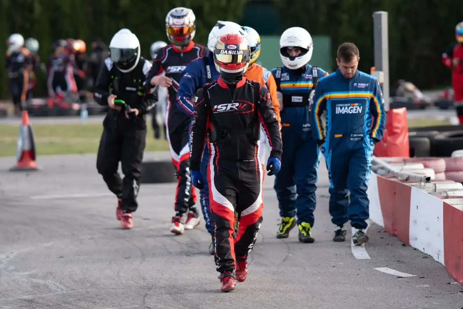 Pilote en combinaison et casque sur circuit lors d'un track day