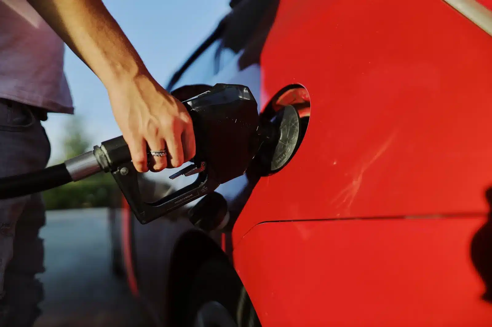 Pistolet de pompe à carburant E85 en train de remplir un réservoir de voiture