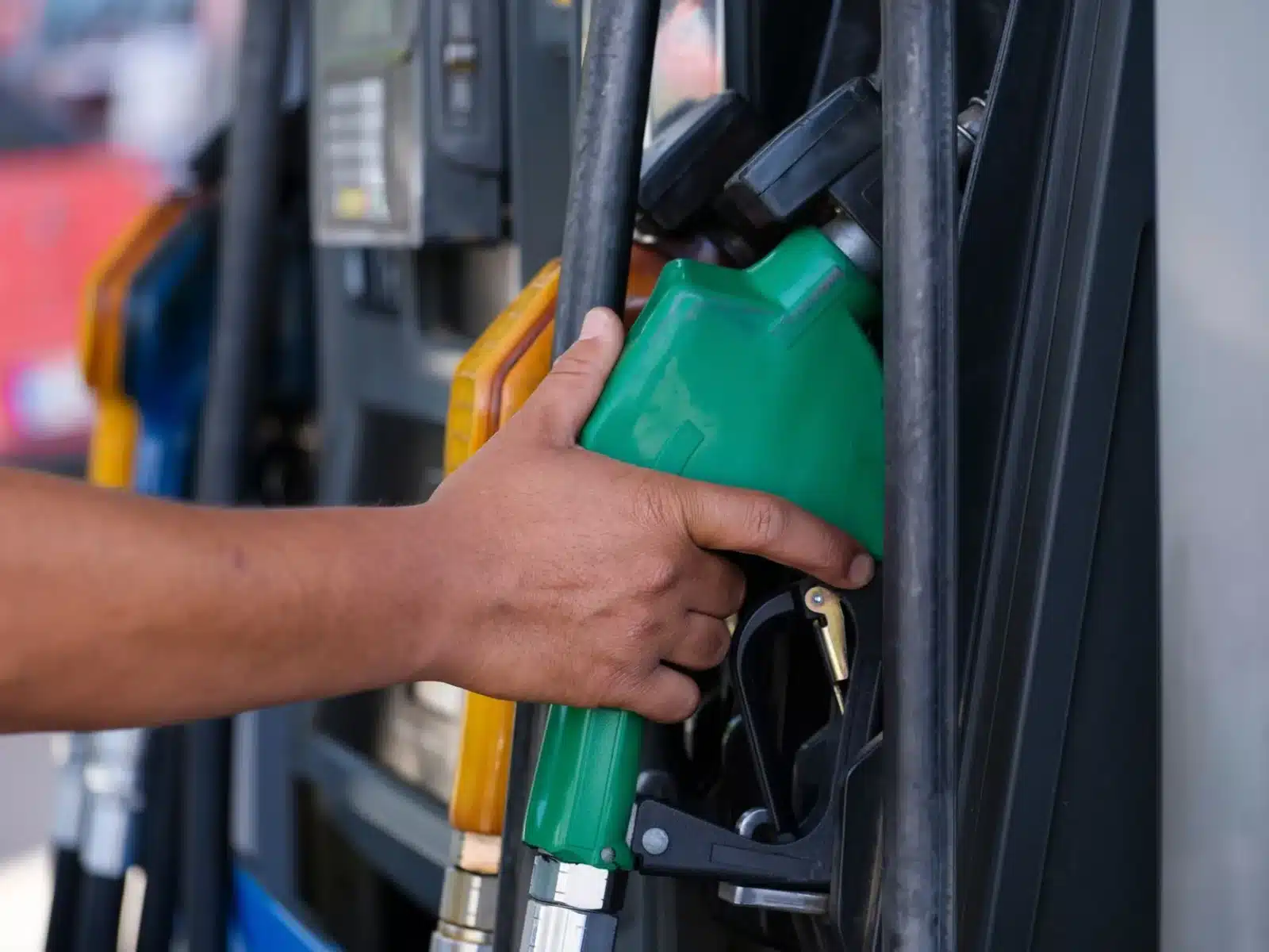 Pompe à carburant multi-carburants dans une station Carrefour Pro