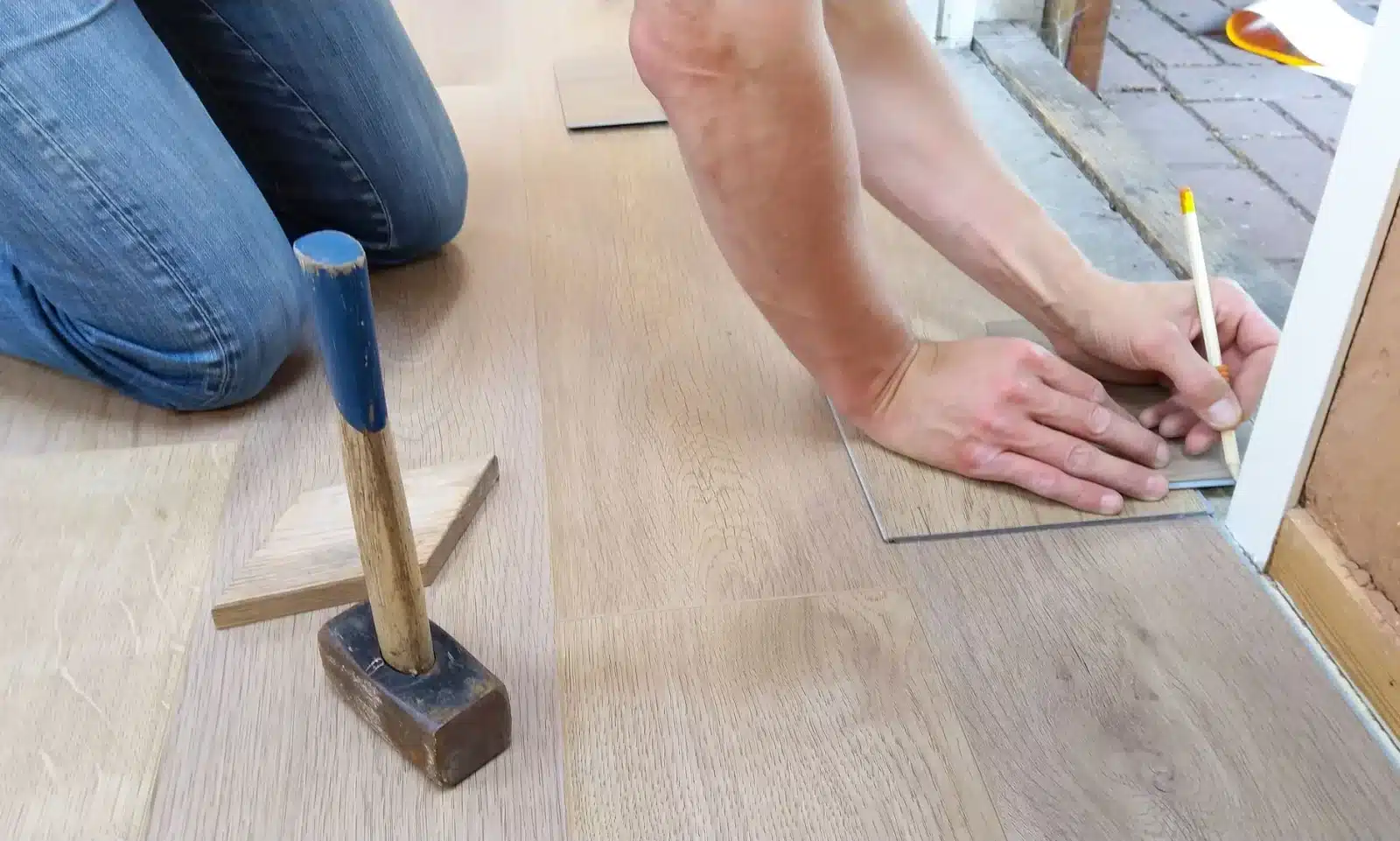 Pose d'un kit habillage bois dans un utilitaire par un artisan