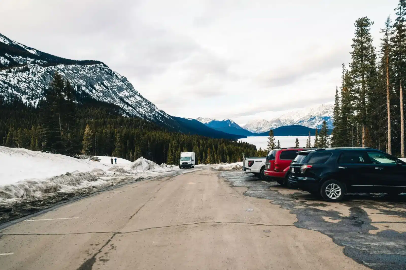 Préparation d'un camping-car pour l'hiver avec antigel et outils dans un décor enneigé