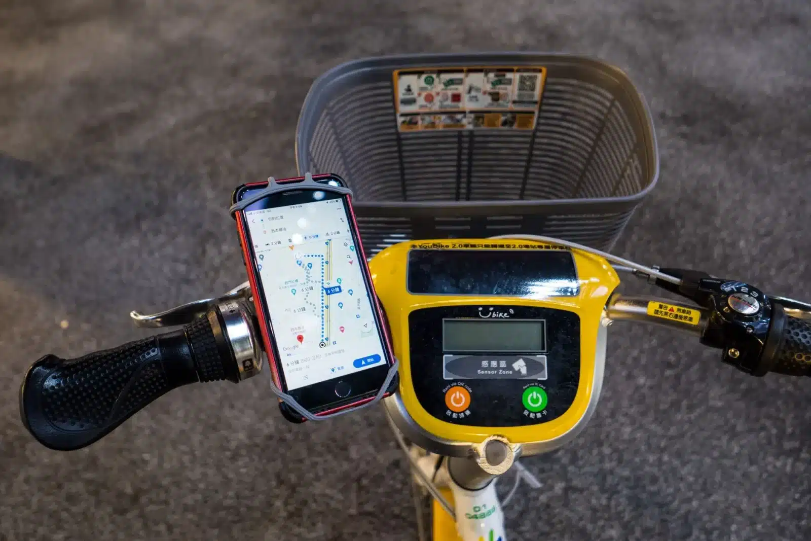 Smartphone fixé au guidon d'un vélo affichant une appli d'itinéraire cyclable