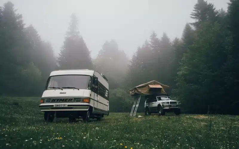 Stationnement camping-car en ville : règles, interdictions et astuces pour éviter les amendes