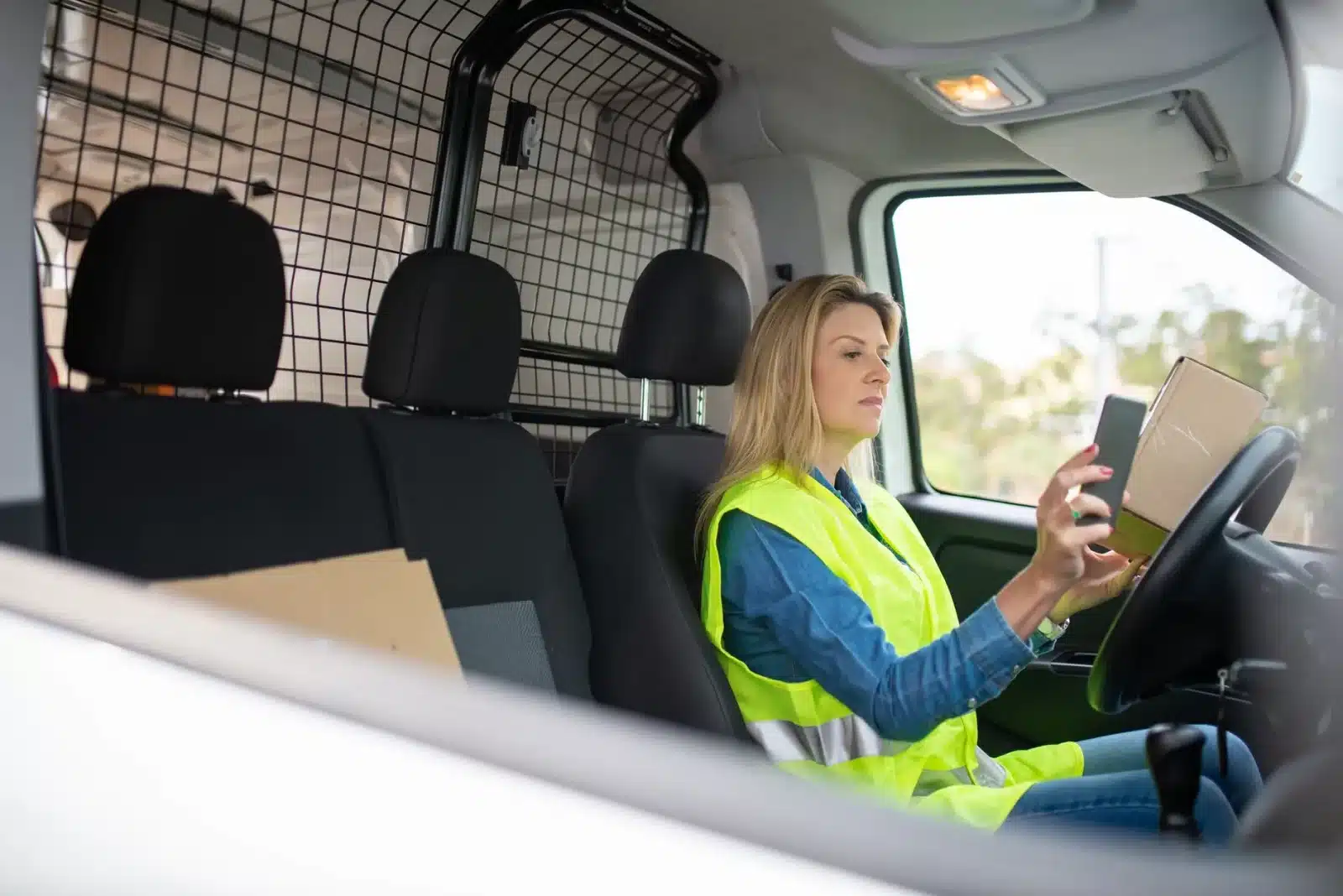 Tableau de bord d'un utilitaire affichant des alertes de conduite en temps réel et un suivi GPS