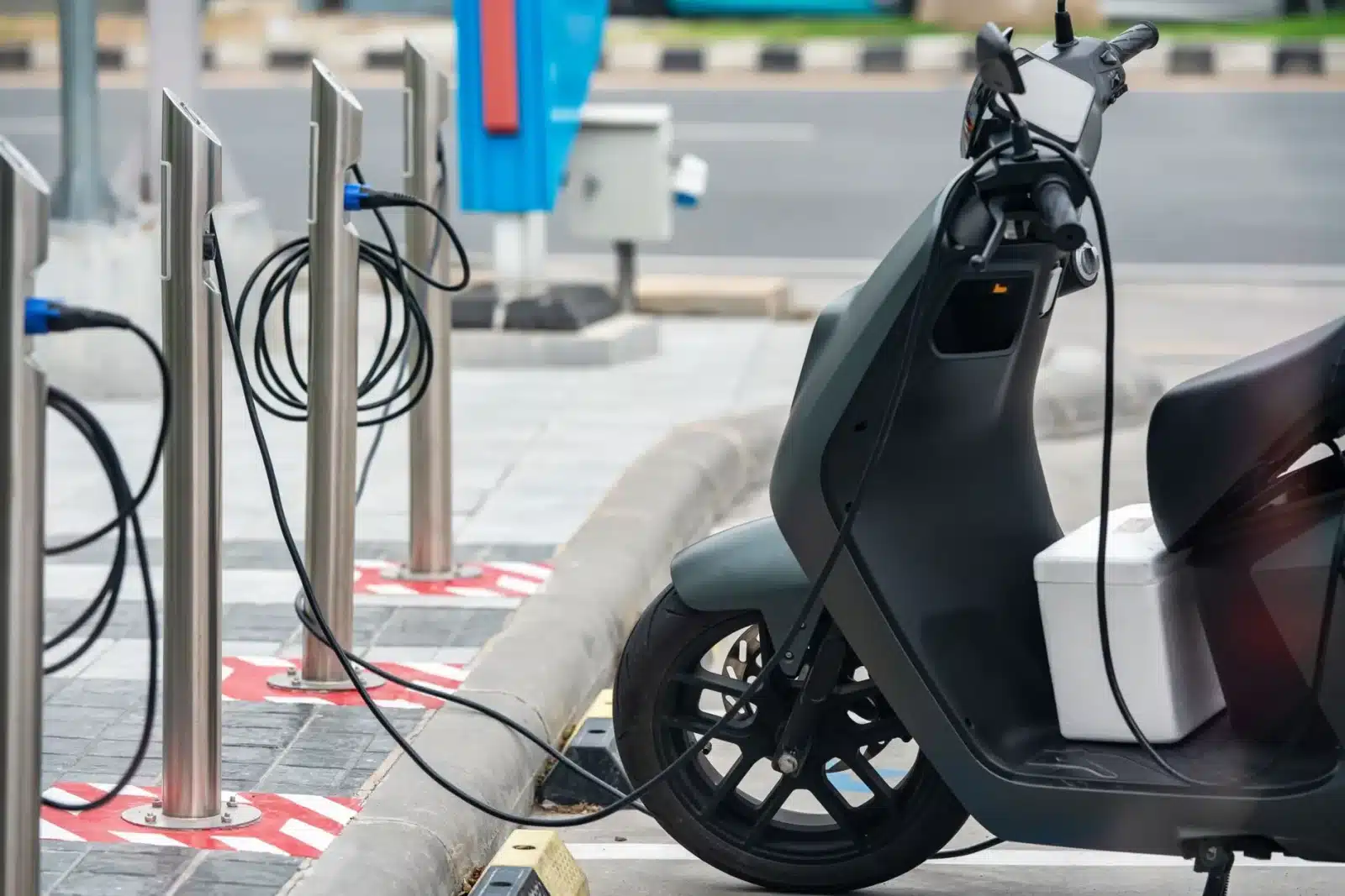 Tableau de bord de trottinette électrique affichant un niveau de batterie faible