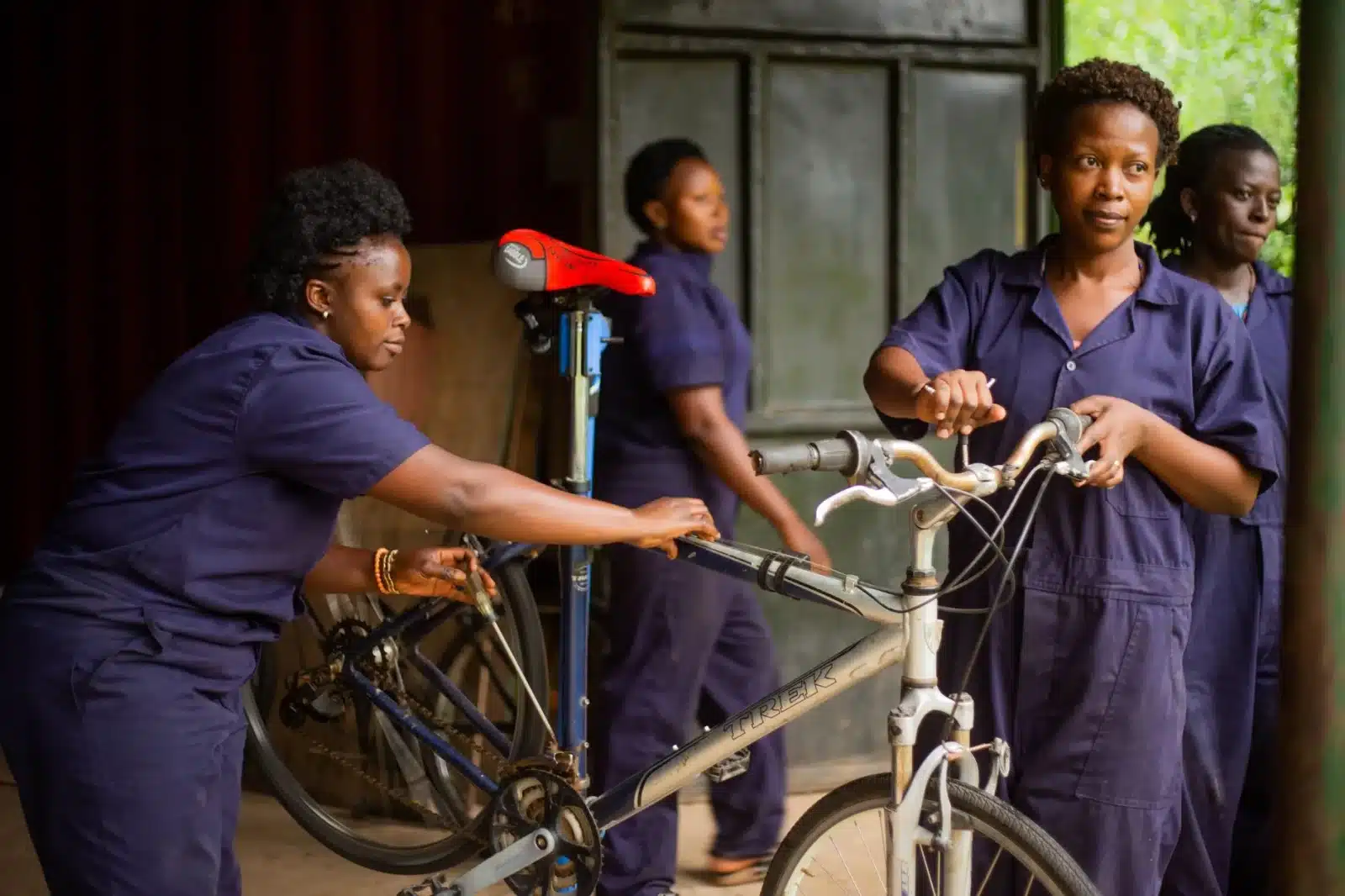 Technicien gravant un numéro Bicycode sur le cadre d'un vélo en atelier