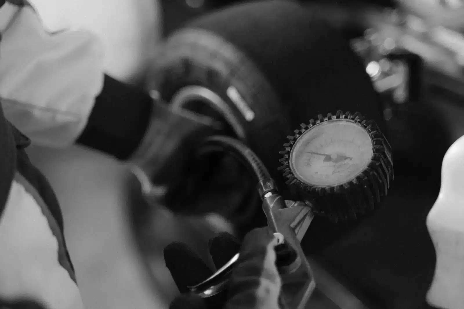 Technicien vérifiant l'étanchéité d'un réservoir GPL avec un manomètre dans un atelier
