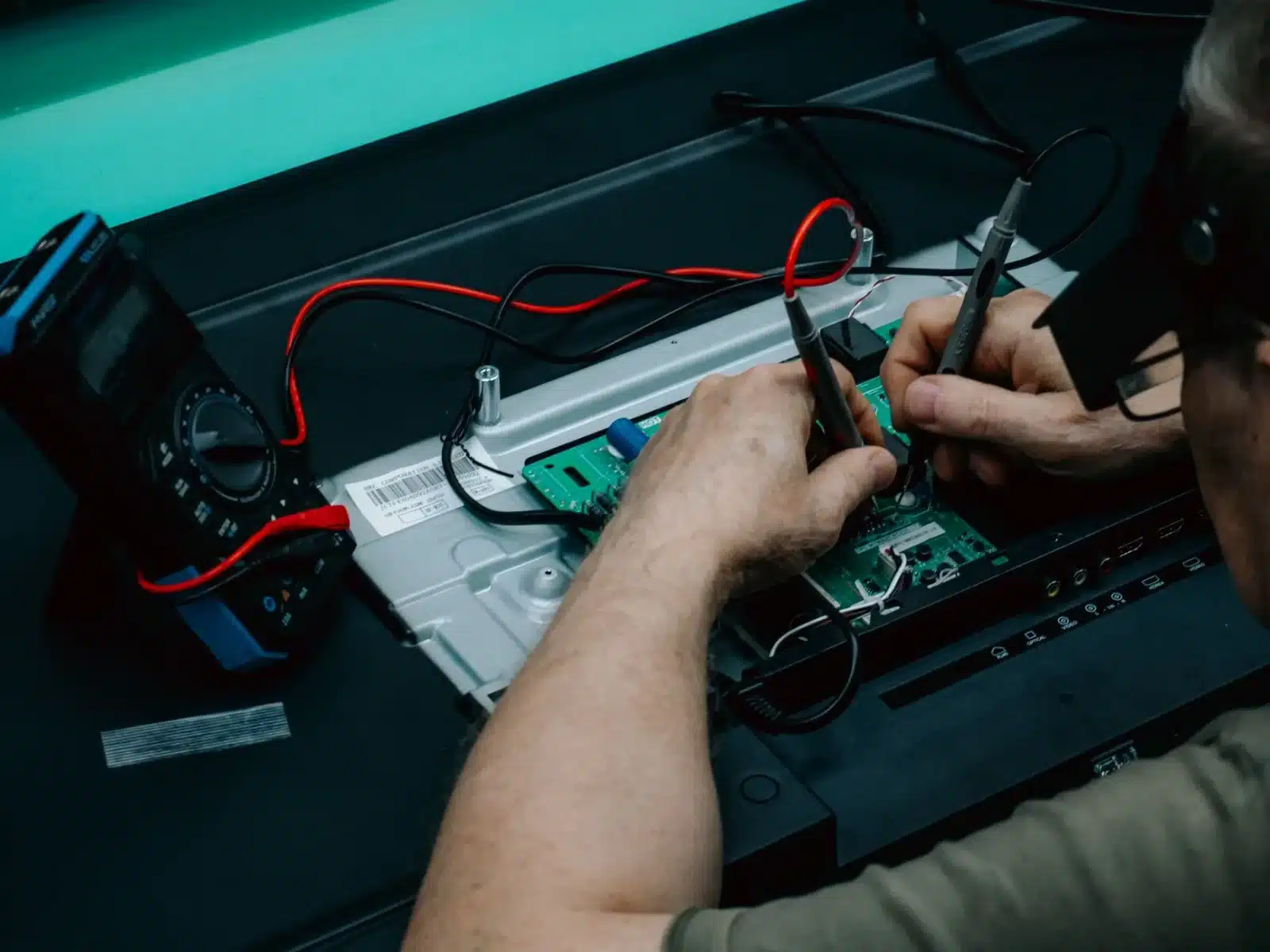 Technicien vérifiant la batterie d'un vélo électrique reconditionné