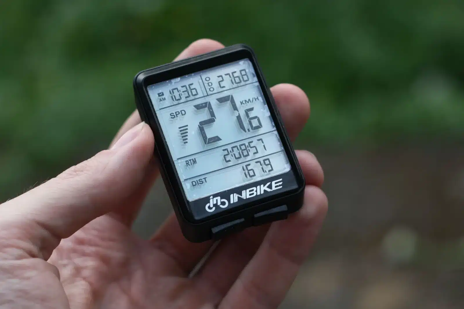 Traceur GPS miniature fixé sous une selle de vélo