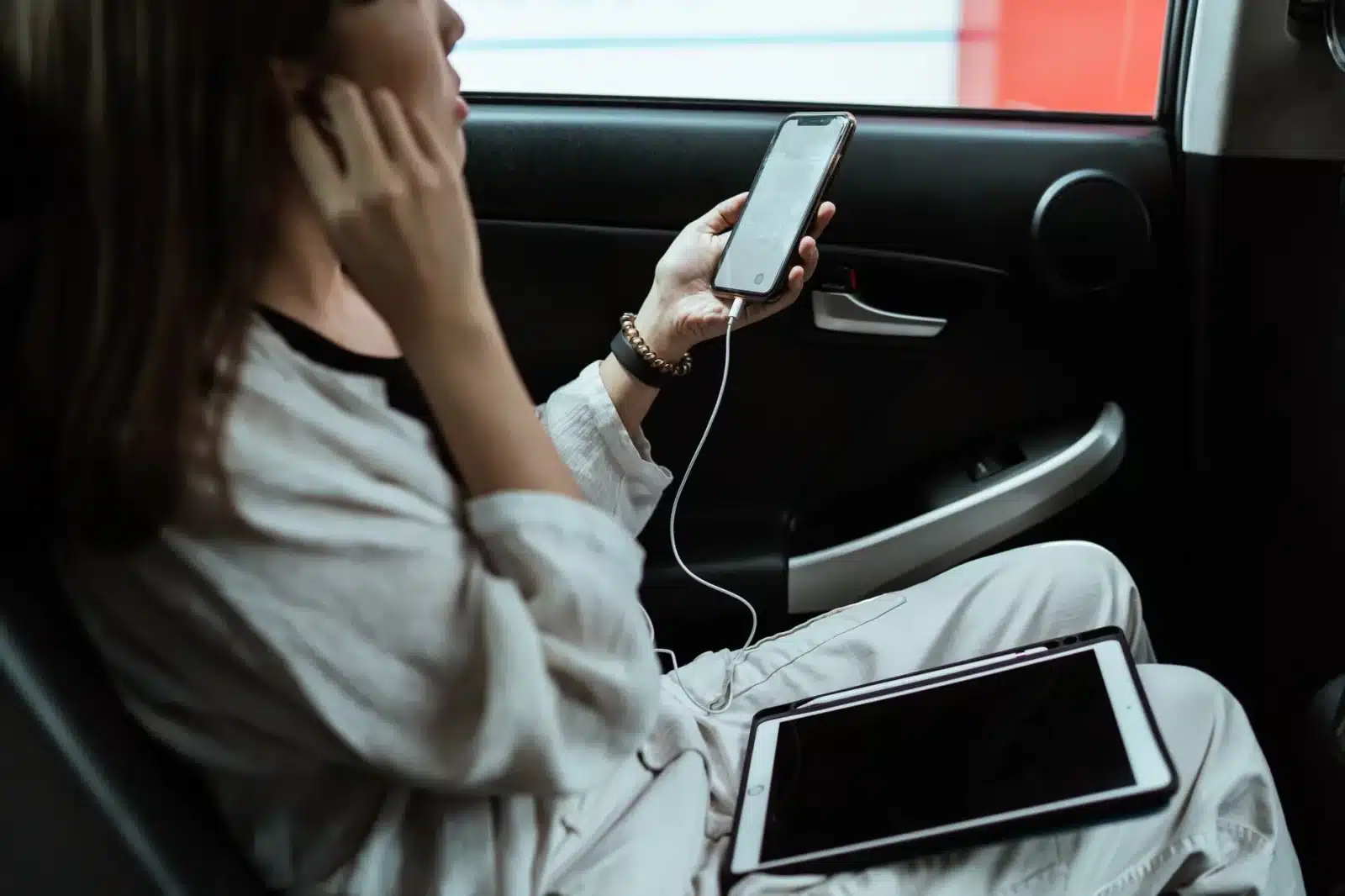 Un utilisateur compare les coûts du covoiturage et des transports en commun sur son téléphone