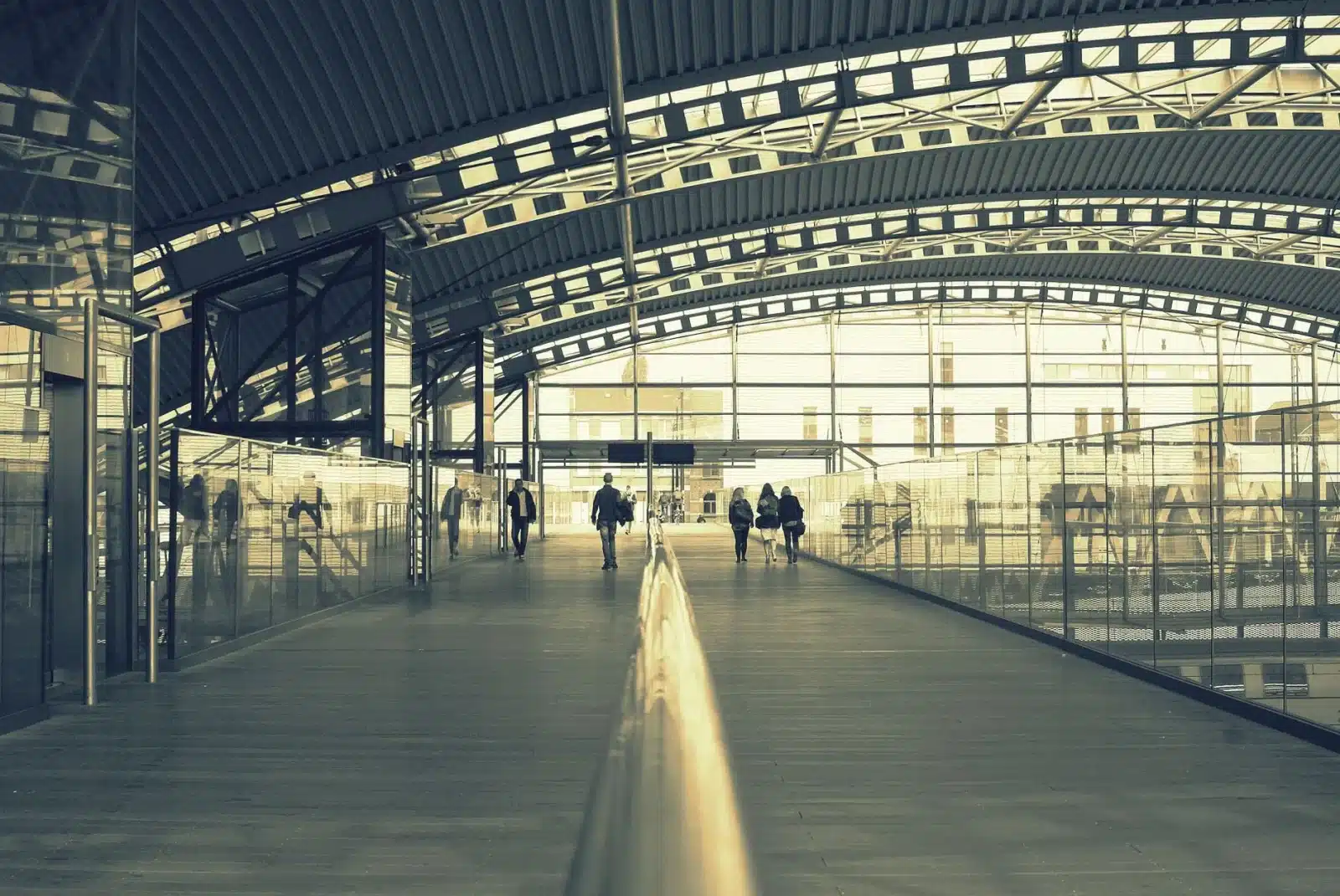 Usager avec un vélo pliant sur un quai de gare, environnement urbain