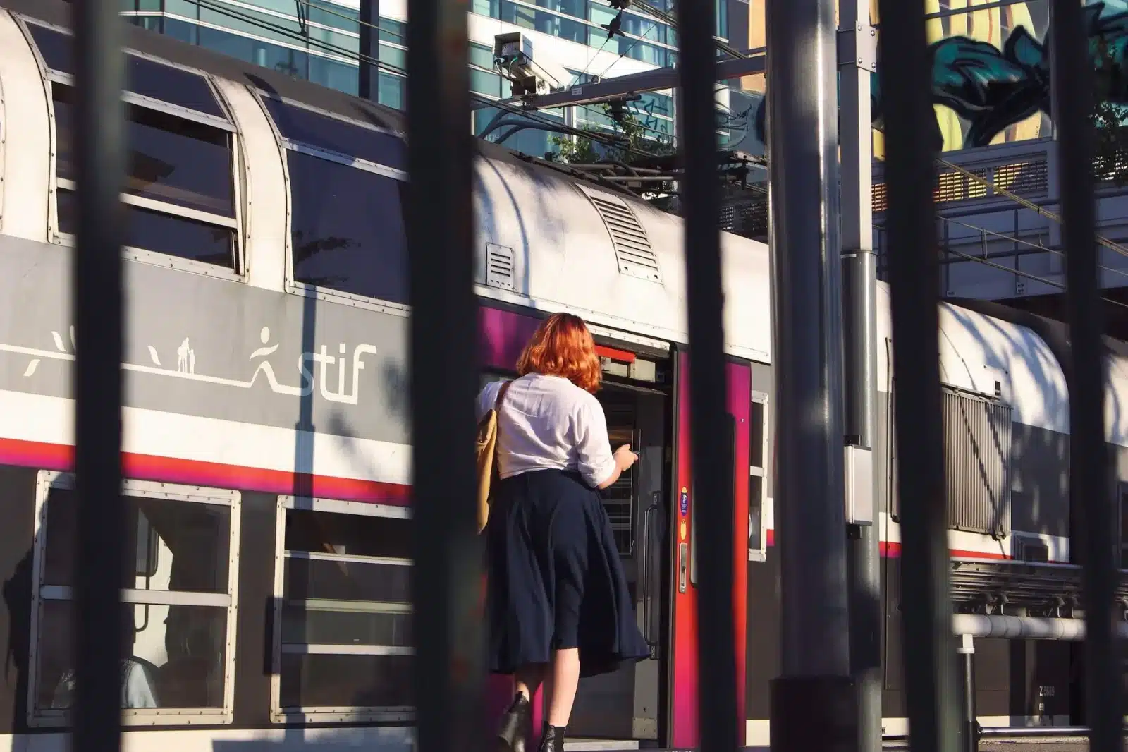 Usagers montant dans un TER en gare un matin de semaine