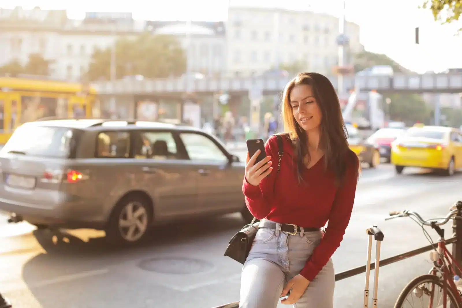 Utilisateur consultant les tarifs Citiz sur son smartphone devant une station d'autopartage