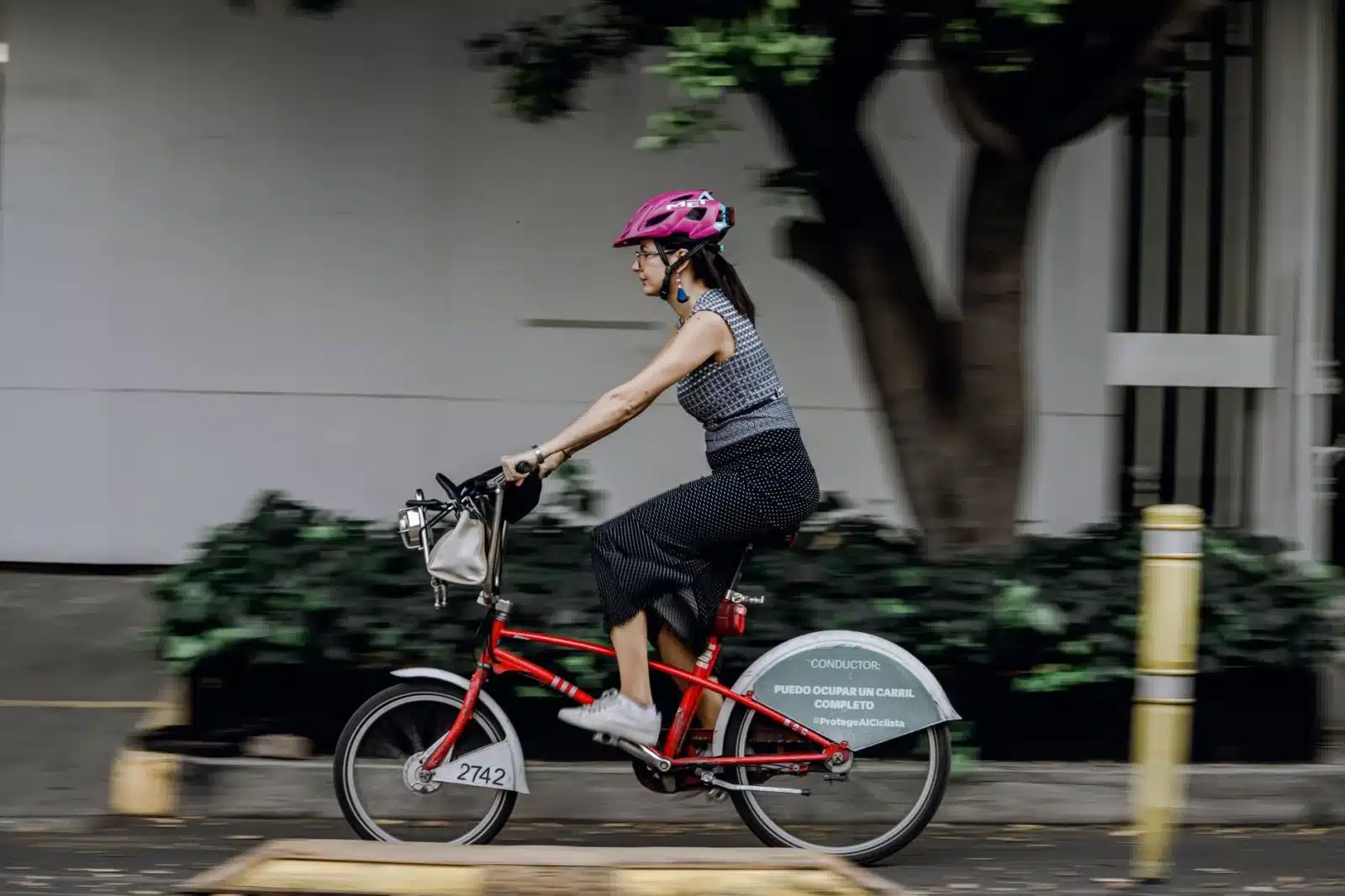 Utilisateur de trottinette électrique avec casque ajusté sur une piste cyclable urbaine