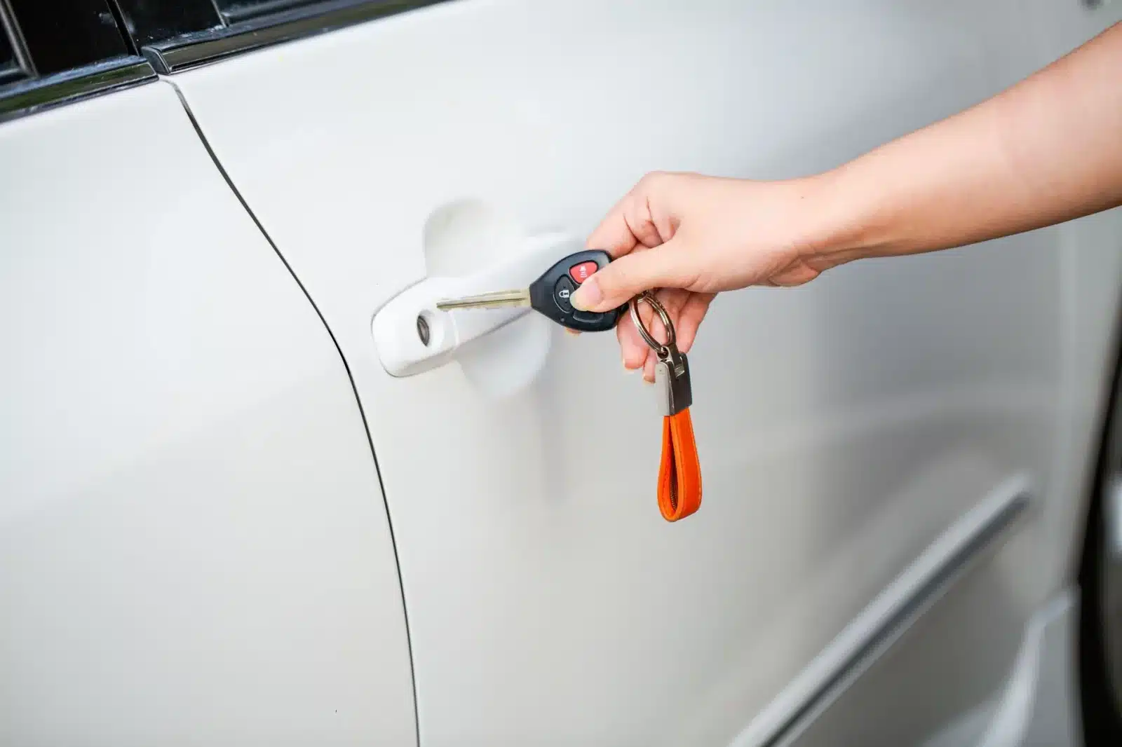 Utilisateur déverrouillant une voiture en location entre particuliers via une appli mobile