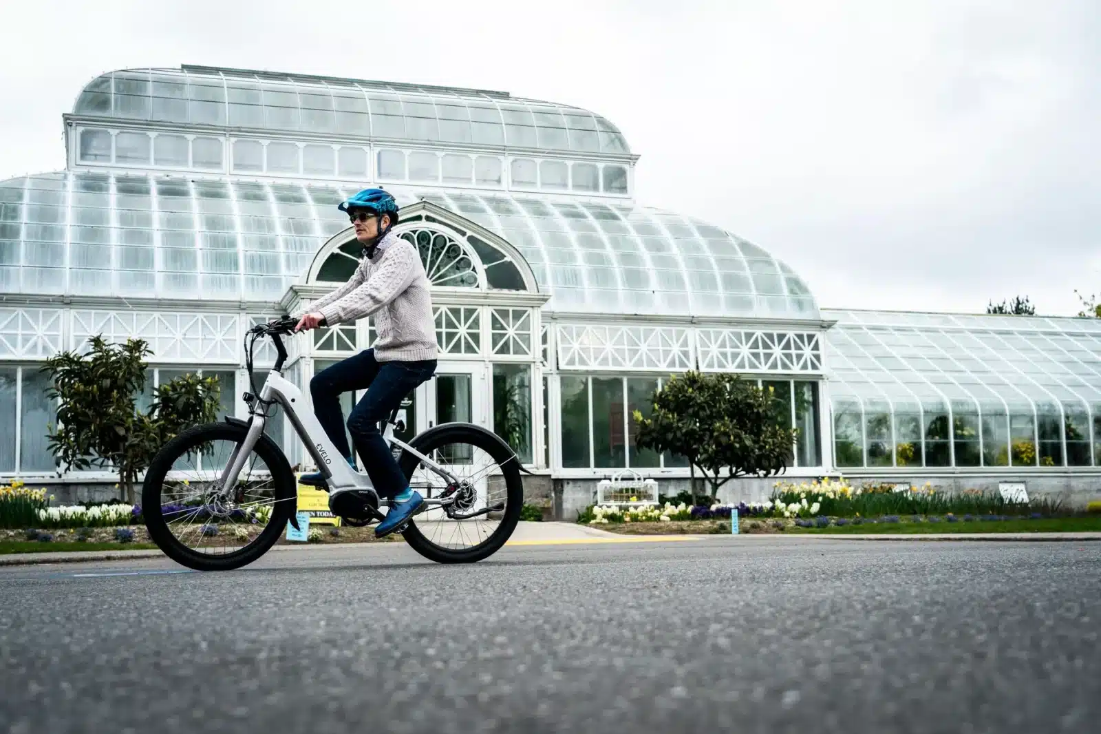Vélo électrique Moustache Samedi 28.5 en circulation en ville
