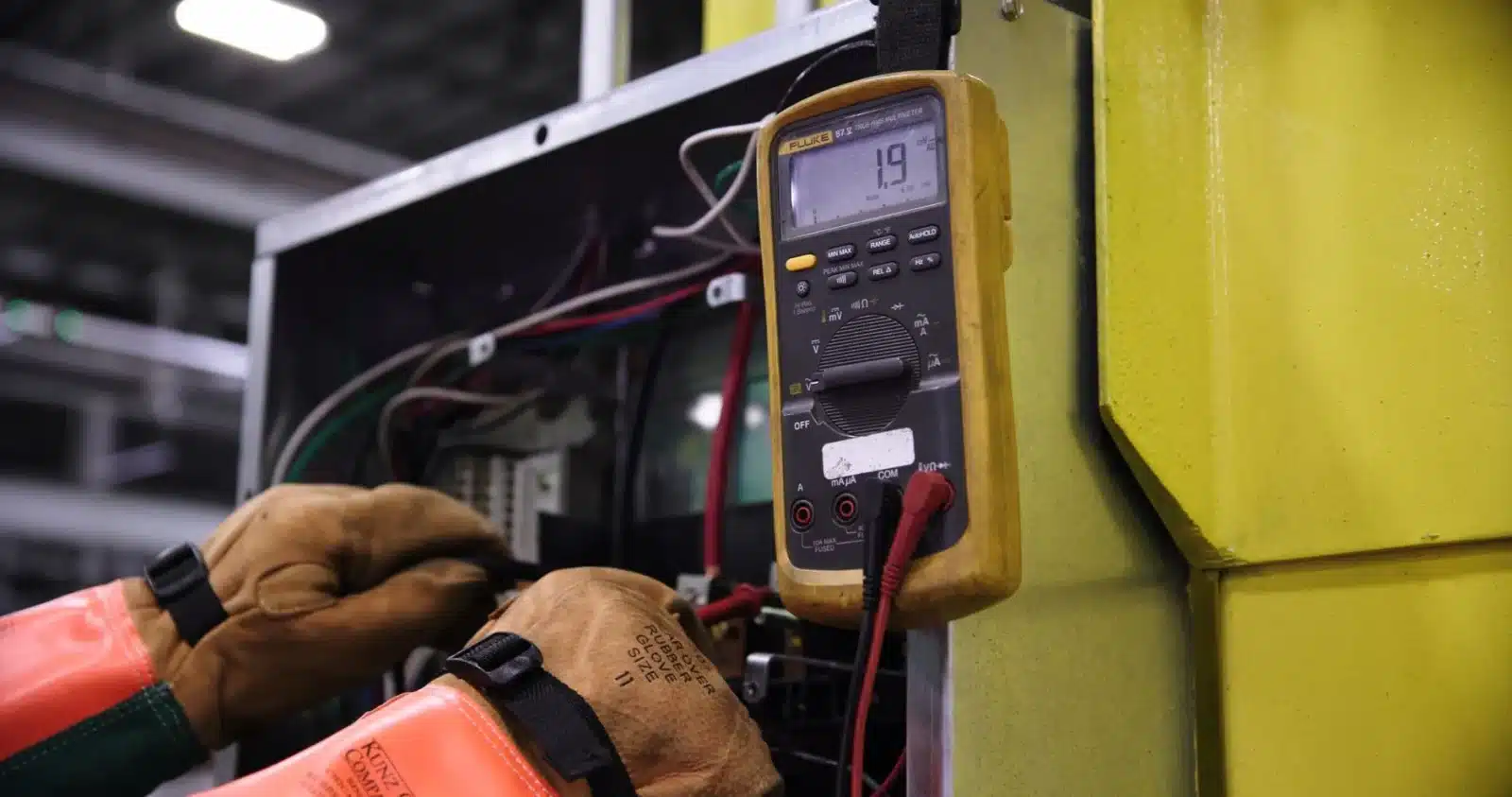 Vérification du système électrique dans un van aménagé avant achat