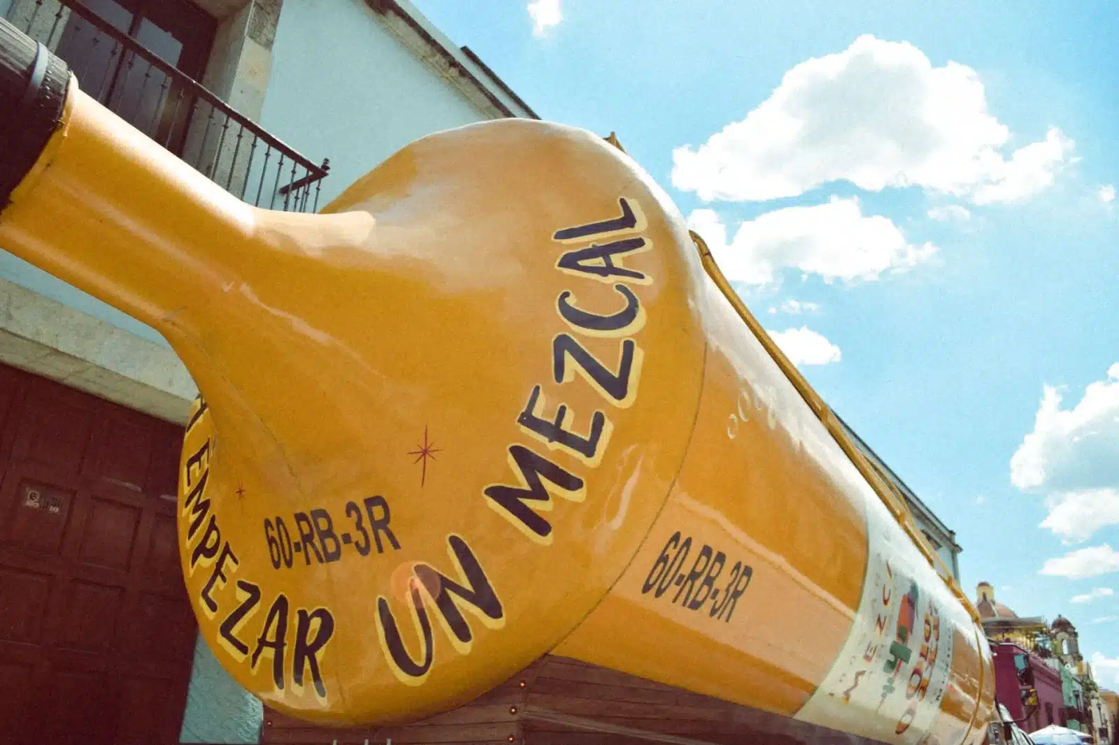 Voiture de location avec une offre spéciale week-end affichée sur le pare-brise