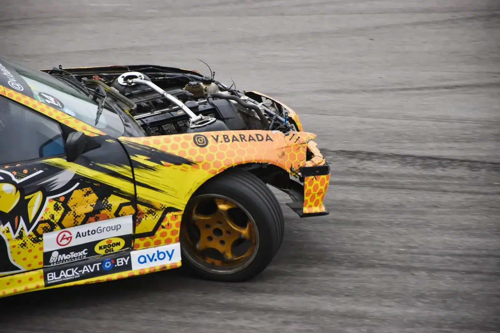Voiture de sport endommagée après un accident sur circuit