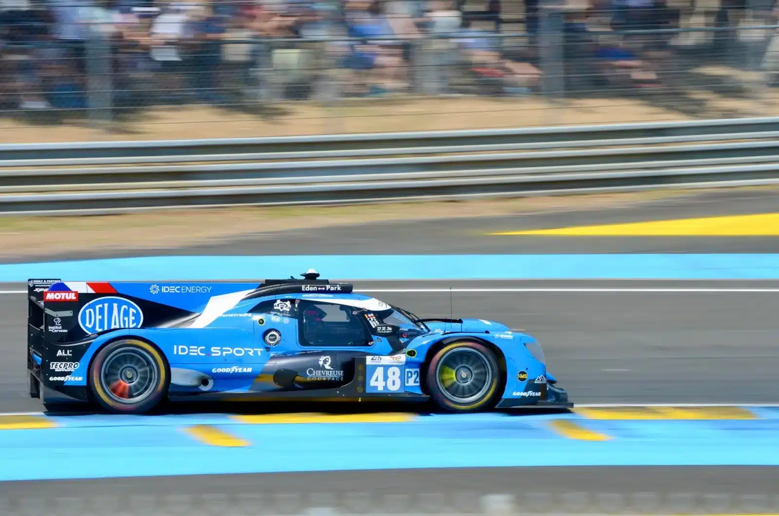 Voiture de sport sur la piste du circuit Paul Ricard avec un instructeur à bord